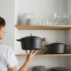 Lot Cocotte Légère Ronde En Fonte D'aluminium 28 Cm Et Deux Maniques En Silicone -DE BUYER Ventes 113006 2 1 Lot cocotte legere ronde en fonte d aluminium 28 cm et deux maniques en silicone Mathon