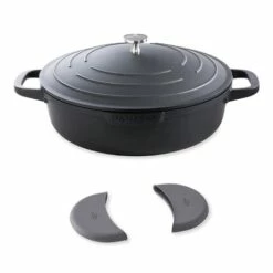 Lot Cocotte Légère Basse Ronde En Fonte D'aluminium 28 Cm Noir Et Deux Maniques Silicone