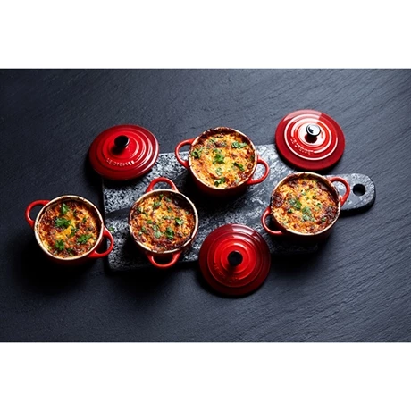 Le Creuset Set 4 Mini-cocottes Céramique 10 Cm Cerise 4 Le Creuset Set 4 Mini-cocottes Céramique 10 Cm Cerise – Image 2